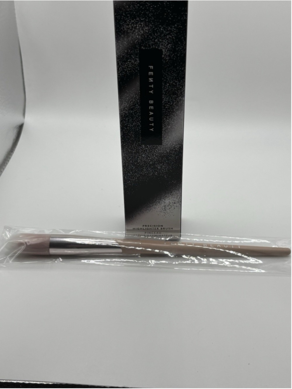 Fenty Beauty Highlighter Brush 135 NIB - Picture 5 of 7